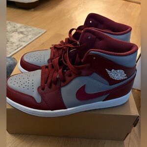Air Jordan 1 Mid 'Cherrywood Red
